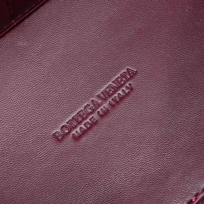 The 2023 new Andiamo batch of 2260 BV has been shipped‼ ️Really popular🔥The new Andiamo woven handbag launched by Bottega Veneta this season is really popular all over the world! ! Celebrities at home and abroad have worn it, and Oscar-winning actress Michelle Yeoh has taken it out on the street. Song Jia, Trai Yara, Yu Feihong, Sanji Ayaka, Rosie Hunting-Whiteley, Yoshioka Riho, etc. have all picked up this bag. It is classic and versatile, showing off its temperament, and the bag capacity is also large, which is very convenient for daily commuting! ! A variety of carrying methods, the shoulder straps can be adjusted by yourself, the original lambskin feels soft and delicate, and the unisex style breaks gender boundaries and brings a more practical and longer-lasting use experience. Andiamo, which has both elegant and casual styles, perfectly interprets the true appearance of "fashionable old money style". Style number: 8463 Size: 32*24*12